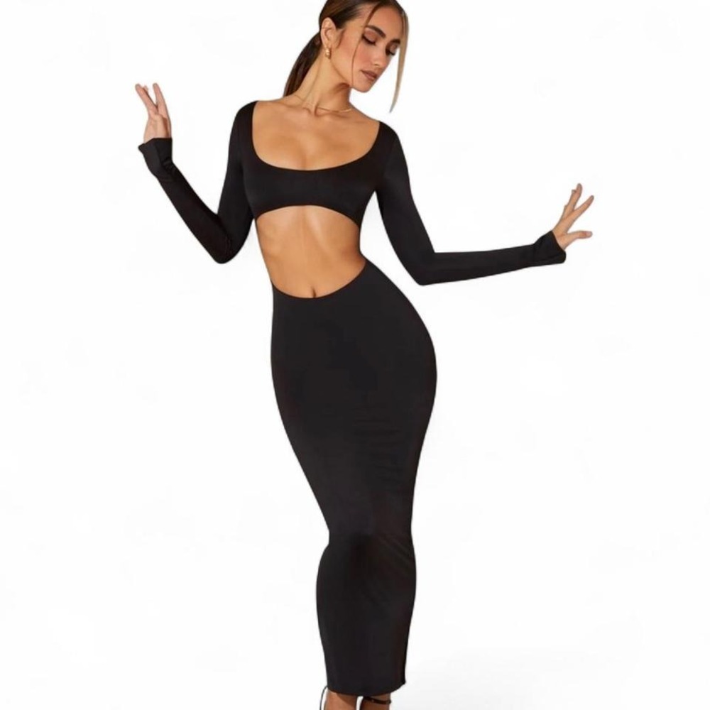 🚫SOLD🚫
✨ OH POLLY Long Sleeve Cut Out Maxi Dress 🛍️